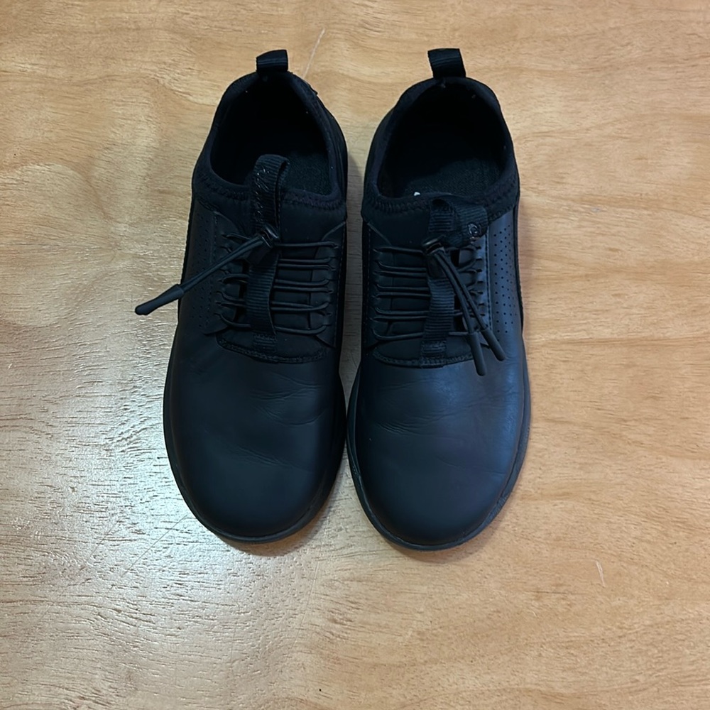 Clove Women’s Classic All Black Healthcare Sneakers 7